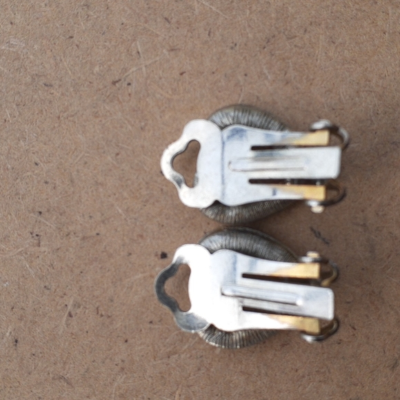 Antique Heart pearl clip on earrings - Picture 2 of 3